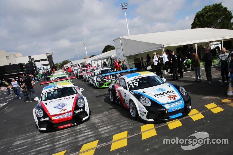 Le Porsche 911 GT3 Cup nel paddock in attesa dell'inizio delle Qualifiche