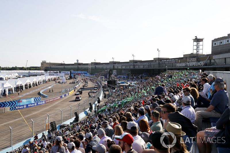 I piloti si schierano in griglia prima della partenza dell'ePrix di Berlino