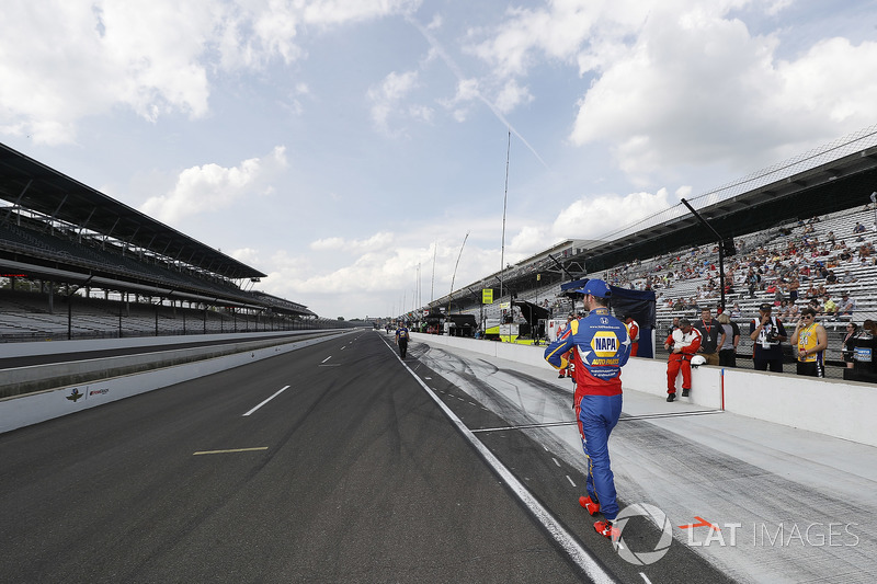 Alexander Rossi, Andretti Autosport Honda walks away after a poor qualifying run