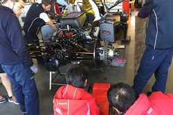 Инженеры работают с мотором машины Nissan SMP BM01