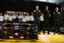 Jolyon Palmer, Renault Sport F1 Team; Esteban Ocon, Renault Sport F1 Team testrijder; en Kevin Magnu