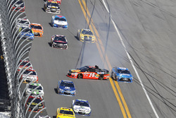 Crash: Brian Vickers, Stewart-Haas Racing Chevrolet