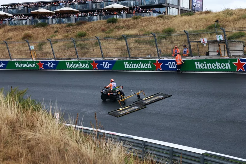 Les commissaires travaillent sur la surface de la piste