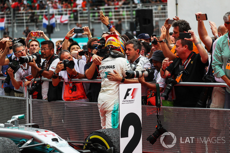 Lewis Hamilton, Mercedes AMG F1 merayakan podium keduanya di parc ferme