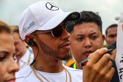 Lewis Hamilton, Mercedes AMG F1 signs autographs for the fans