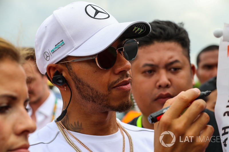 Lewis Hamilton, Mercedes AMG F1 imza atıyor