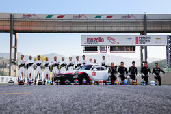 Foto di gruppo con la nuova Porsche GT3 Cup per il 2018