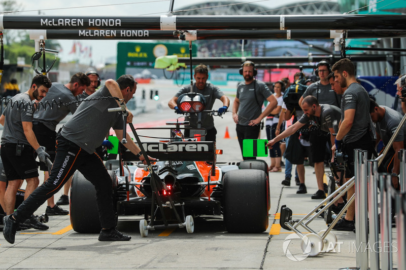 Fernando Alonso, McLaren MCL32 pit stop antrenmanı