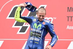 Podium: Race winner Valentino Rossi, Yamaha Factory Racing