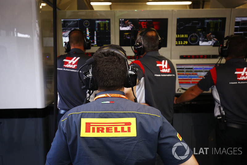 Pirelli mühendisi Haas F1 Team garajında