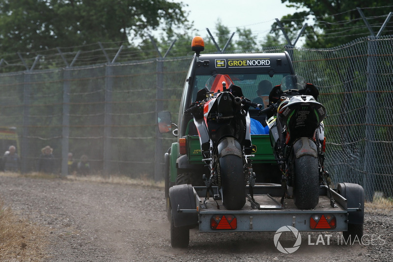 После аварии: мотоциклы Хорхе Лоренсо, Ducati Team, и Йонаса Фольгера, Monster Yamaha Tech 3