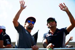 Fernando Alonso, McLaren, Carlos Sainz Jr., Scuderia Toro Rosso