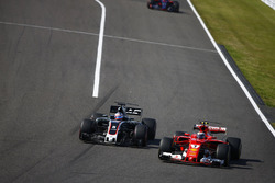 Romain Grosjean, Haas F1 Team VF-17, en lutte avec Kimi Raikkonen, Ferrari SF70H