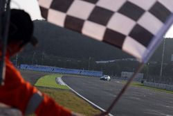 Checkerd flag for Rob Huff, Leopard Racing Team WRT, Volkswagen Golf GTi TCR