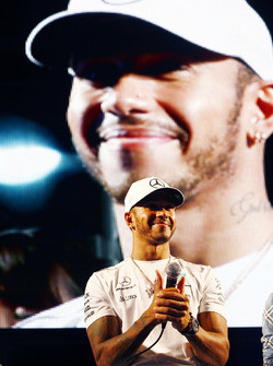 Lewis Hamilton, Mercedes AMG F1, parle aux fans sur la scène de la Fanzone