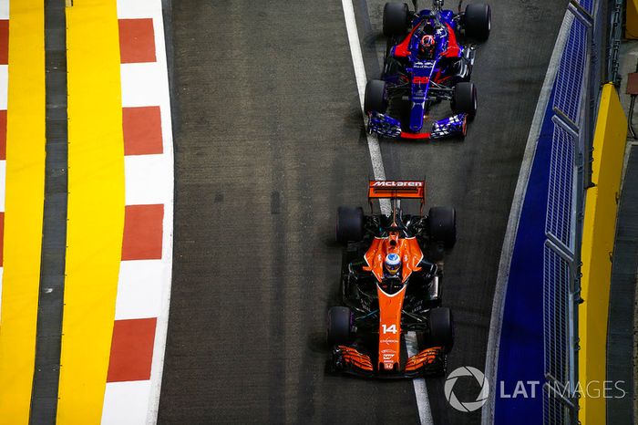 Fernando Alonso, McLaren MCL32, Daniil Kvyat, Scuderia Toro Rosso STR12