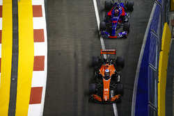 Fernando Alonso, McLaren MCL32, Daniil Kvyat, Scuderia Toro Rosso STR12