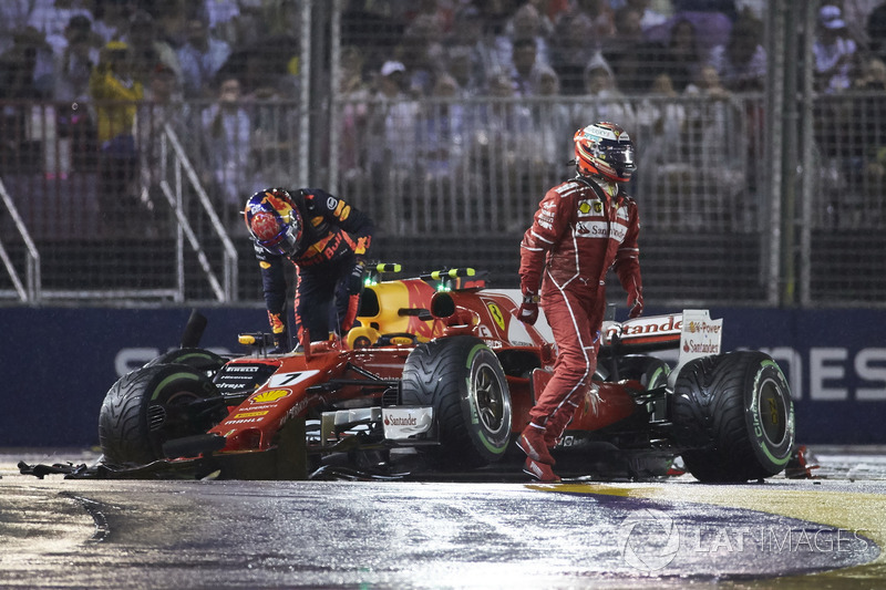 Kimi Raikkonen, Ferrari SF70H, Max Verstappen, Red Bull Racing RB13, nach Crash