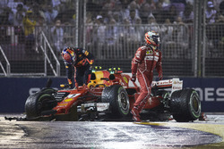 Kimi Raikkonen, Ferrari SF70H, Max Verstappen, Red Bull Racing RB13, nach Crash