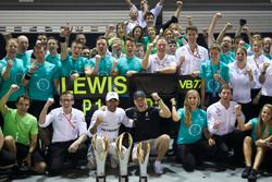 Ganador, Lewis Hamilton, Mercedes AMG F1, tercero, Valtteri Bottas, Mercedes AMG F1, celebran con el