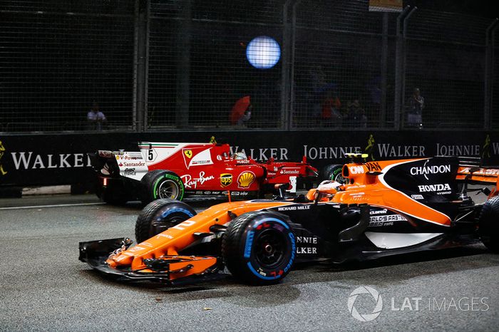 Stoffel Vandoorne, McLaren MCL32 pasa a Sebastian Vettel, Ferrari SF70H después de chocar con el mur
