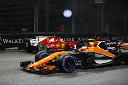 Stoffel Vandoorne, McLaren MCL32 supera Sebastian Vettel, Ferrari SF70H dopo che ha toccato il muro