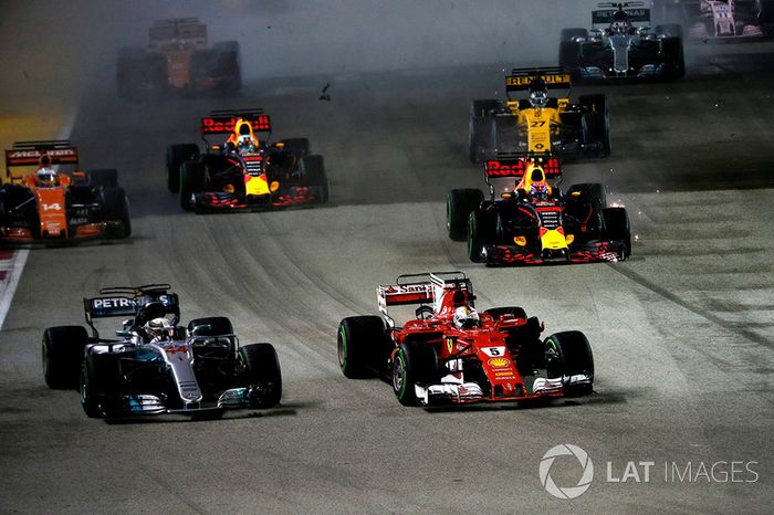 Choque de Sebastian Vettel, Ferrari SF70H,  Kimi Raikkonen, Ferrari SF70H y Max Verstappen, Red Bull Racing RB13 en la arrancada