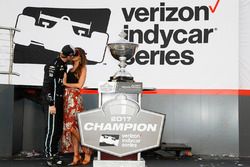 2017-kampioen Josef Newgarden, Team Penske Chevrolet viert feest