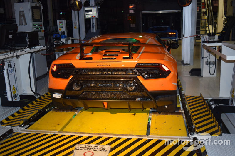 Lamborghini Huracan sulla linea di produzione