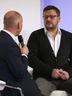 Toby Moody discute avec Paul Hembery, directeur Pirelli Motorsport