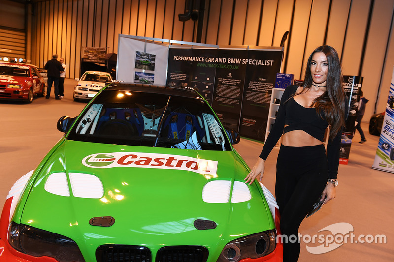 Промо-девушка Castrol