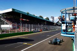 Lewis Hamilton, Mercedes AMG F1 W08, se lleva la bandera a cuadros.