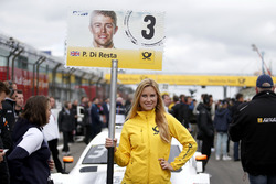 La grid girl di Paul Di Resta, Mercedes-AMG Team HWA, Mercedes-AMG C63 DTM