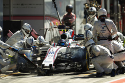 Lance Stroll, Williams FW40, pit stop action