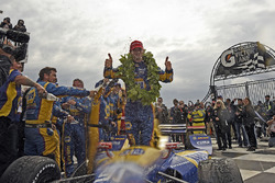 Race winner Alexander Rossi, Curb Herta - Andretti Autosport Honda get congratulated by his creew
