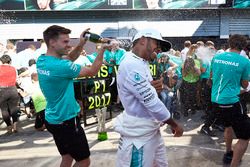 Race winner Lewis Hamilton, Mercedes AMG F1, the Mercedes team celebrate victory