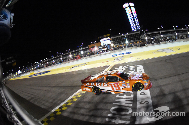 Daniel Suárez, Joe Gibbs Racing Toyota se lleva la victoria