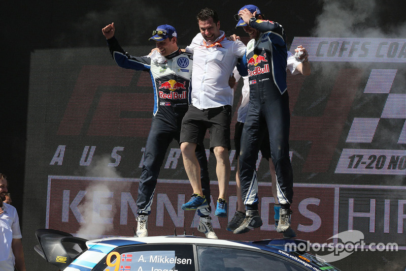 Podio: i vincitori Andreas Mikkelsen, Anders Jäger, Volkswagen Polo WRC, Volkswagen Motorsport