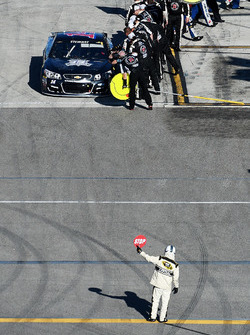 Tony Stewart, Stewart-Haas Racing es felicitado por los demás equipos