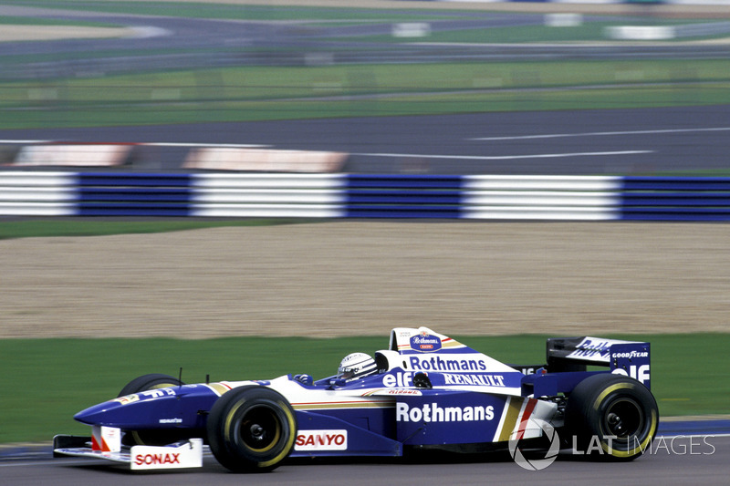 Riccardo Patrese conduce el el ganador del Campeonato Williams Renault FW18