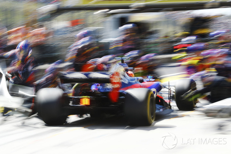 Daniil Kvyat, Scuderia Toro Rosso STR12, pit stop