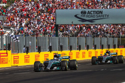 Valtteri Bottas, Mercedes-Benz F1 W08 Hybrid, Lewis Hamilton, Mercedes-Benz F1 W08 Hybrid cross the line