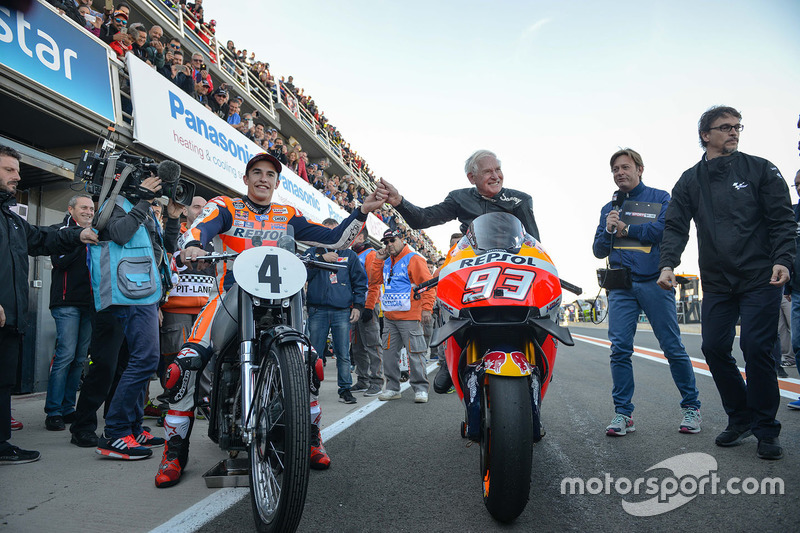 Marc Márquez, Repsol Honda Team con la 1949 AJS Porcupine E90 y Sammy Miller