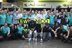 Le vainqueur Lewis Hamilton, Mercedes AMG F1 et son coéquipier Nico Rosberg, Mercedes AMG F1, célèbrent le doublé avec leur équipe