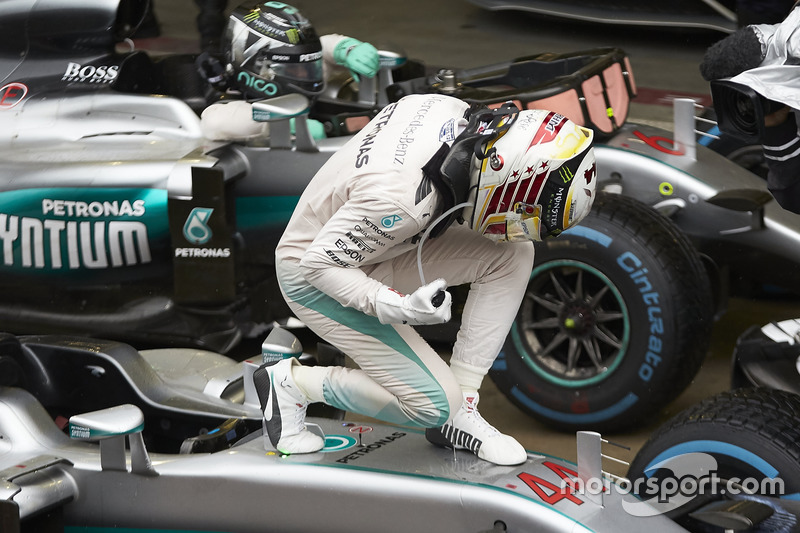 Lewis Hamilton, Mercedes AMG F1, fête sa victoire dans le parc fermé