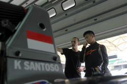 Keanon Santoso dengan Rodolfo Avila