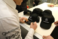 Valtteri Bottas, Mercedes AMG F1 signe des autographes pour des employés de Mercedes-Benz