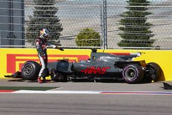 Romain Grosjean, Haas F1 Team, sort de sa voiture après un contact avec Jolyon Palmer, Renault Sport F1 Team
