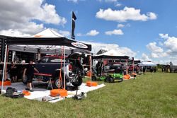 I meccanici del team Mini X-Raid al lavoro nel parco assistenza di Nu Guazu