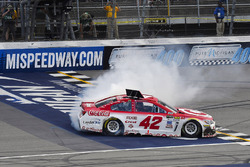 Race winner Kyle Larson, Chip Ganassi Racing Chevrolet